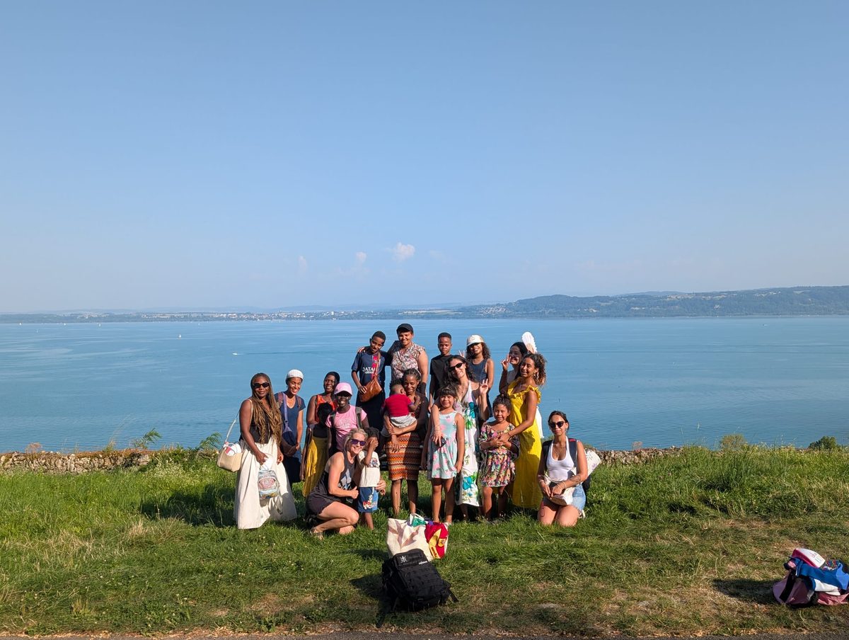 aux6logis-historique-groupe-lac Sortie au bord du lac avec les femmes et les enfants d'Aux 6 logis